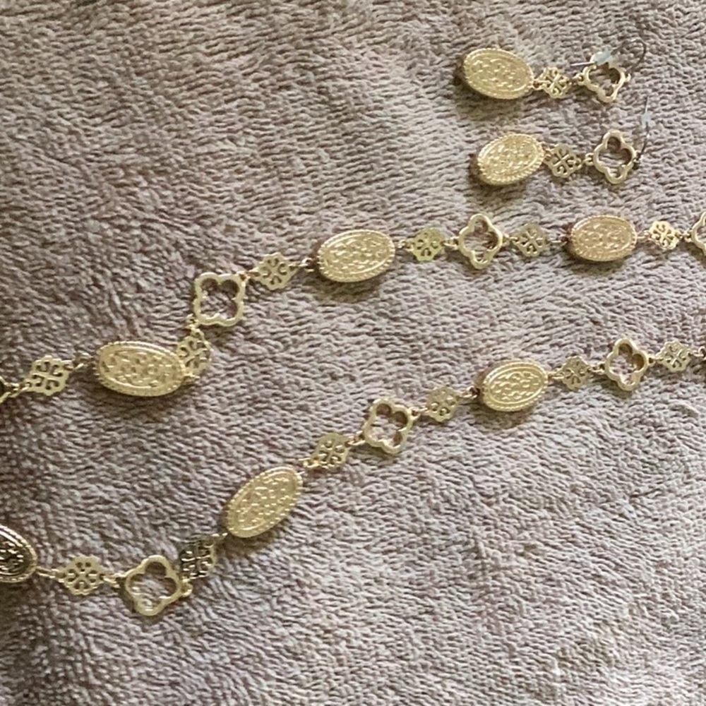 Costume jewelry Danbury Mint 1 necklace and 1 matching earring set gold tone new